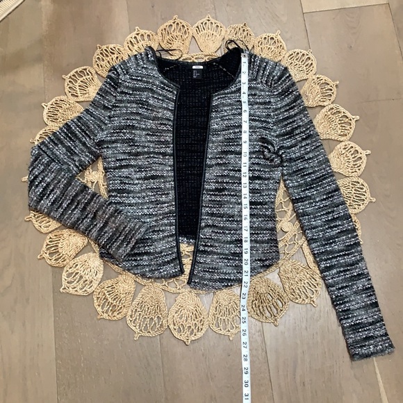 Warm sweater, no zipper no buttons. Shorter on back - Picture 9 of 14